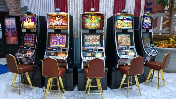 ollo BandarQ table interface showing player positions and card ranks on mobile screen